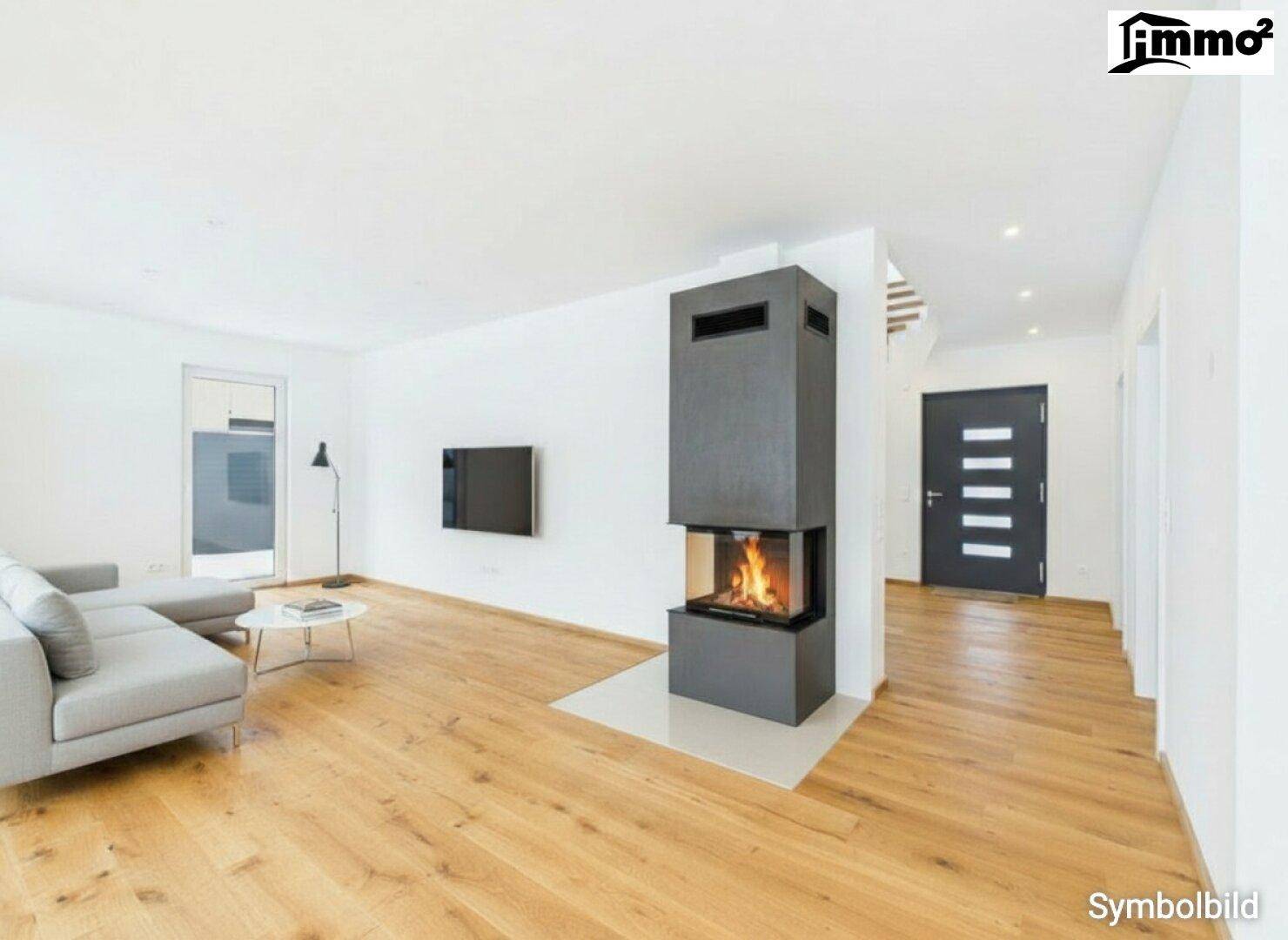 Geräumiges Wohnzimmer mit modernem Kamin, Holzboden und Zugang zum Eingangsbereich.