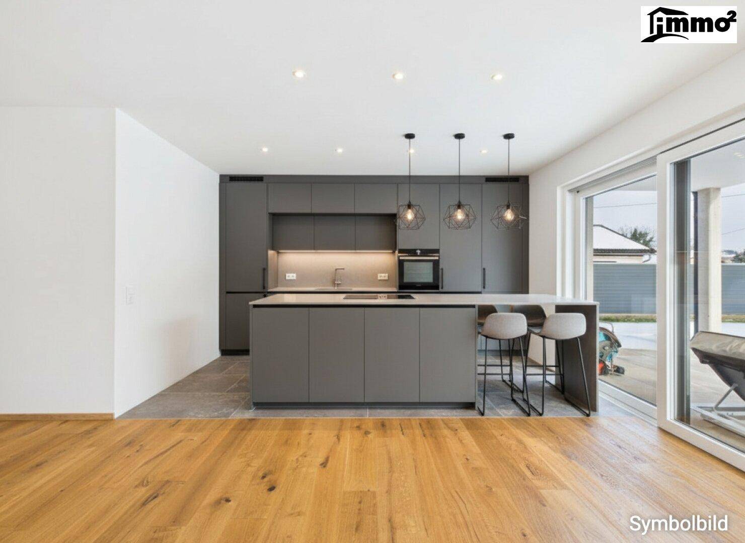 Moderne Küche in Grau mit Kücheninsel, Einbaugeräten und Zugang zur Terrasse.