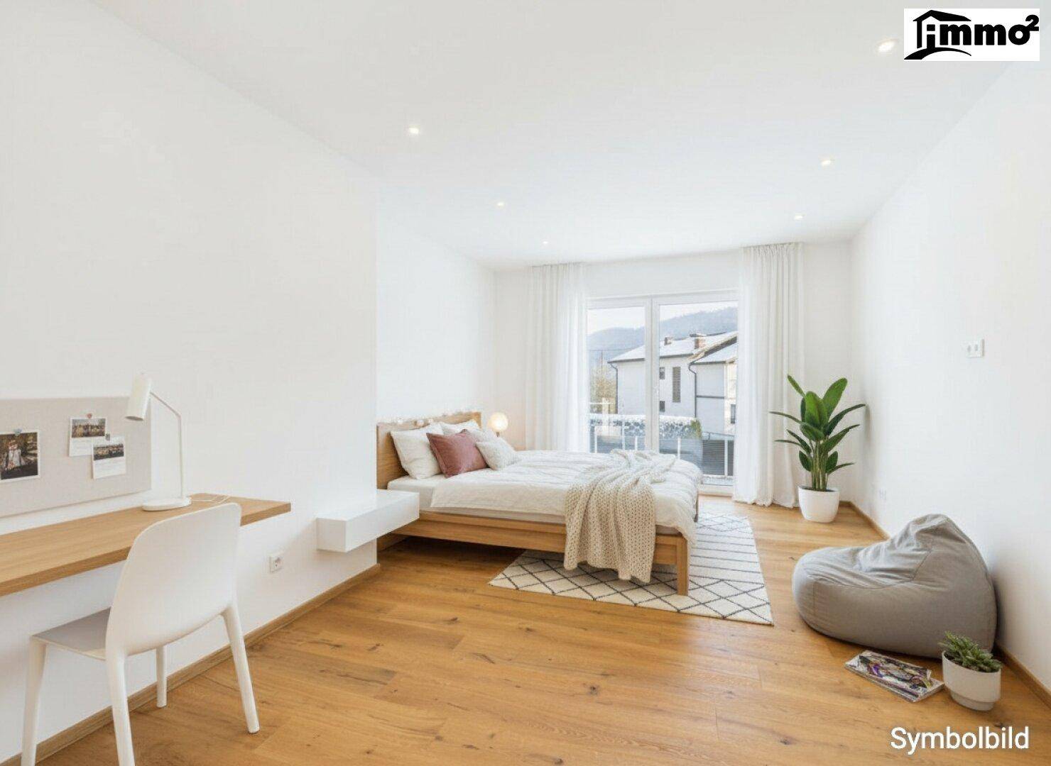 Helles Schlafzimmer mit Holzboden, modernem Bett und Blick auf die Umgebung.