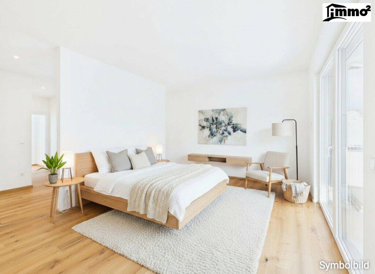 Modern eingerichtetes Schlafzimmer mit Holzboden, großem Bett und Kunst an der Wand.