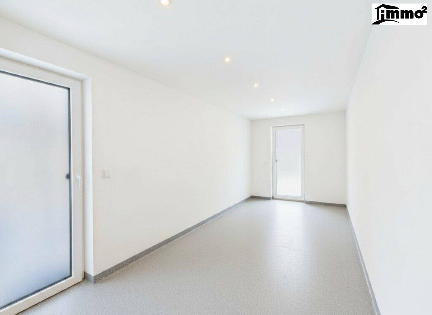 Heller Hauswirtschaftsraum mit pflegeleichtem Vinylboden und Zugang nach draußen.