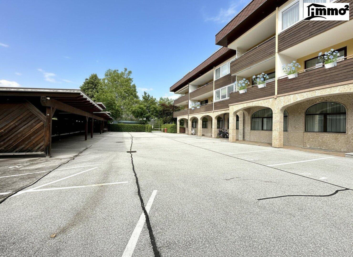 Außenparkplätze und Carports neben dem Mehrfamilienhaus, bieten ausreichend Stellfläche.
