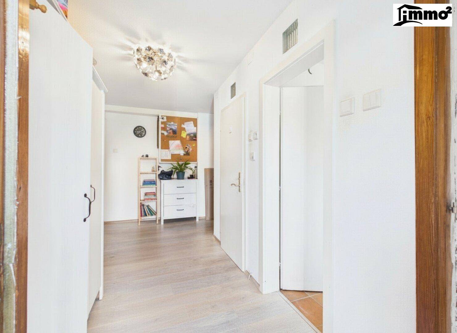 Heller Flur mit Garderobe, Kommode und modernem Deckenlicht.