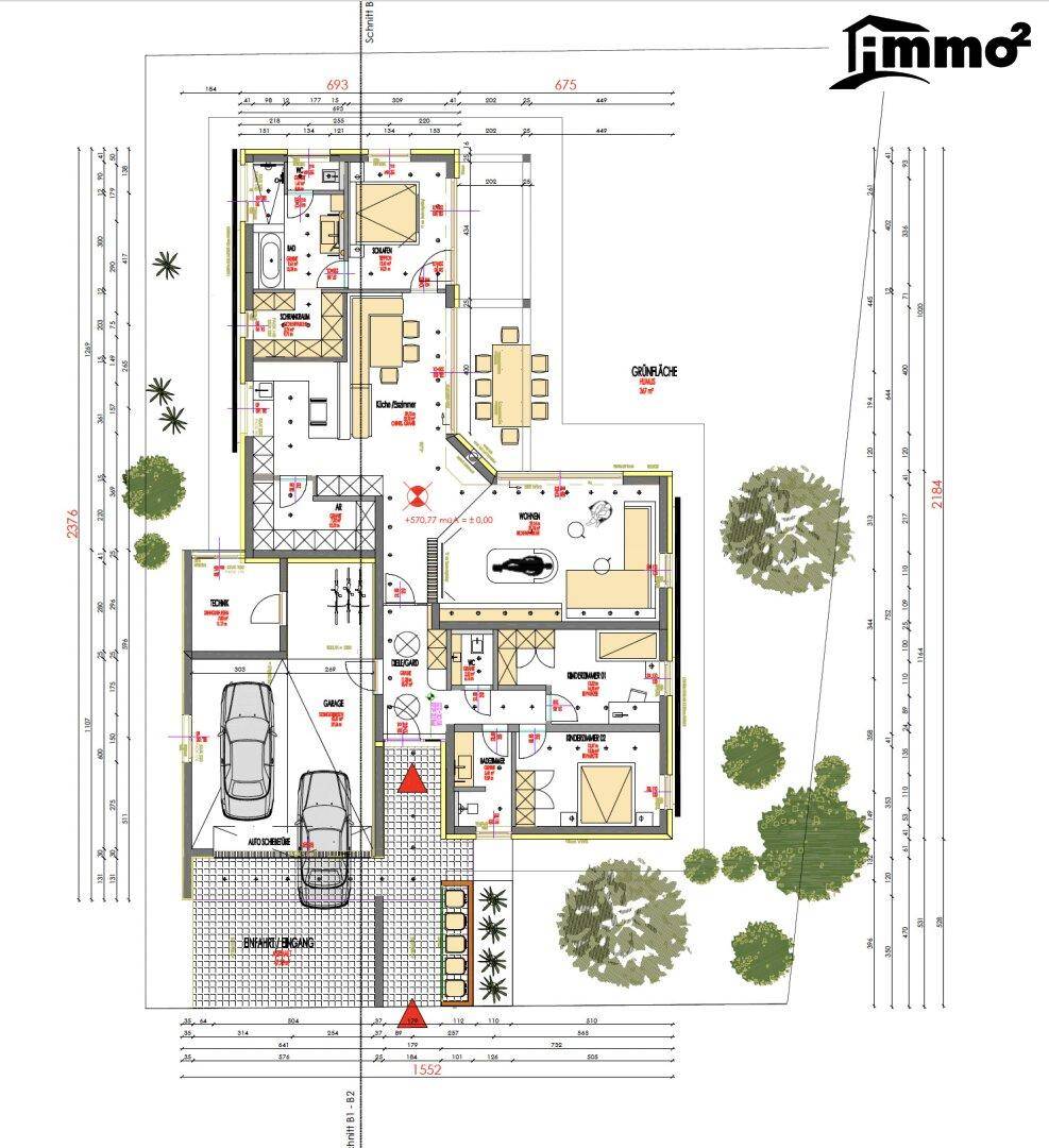 Detaillierter Grundriss eines Hauses mit Garage, mehreren Zimmern und Außenbereich.