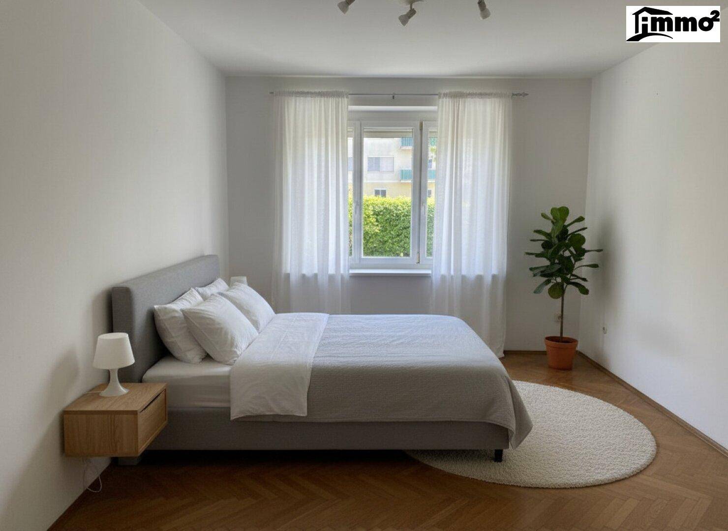 Helles Schlafzimmer mit modernem Bett, Holzboden und Blick ins Grüne.