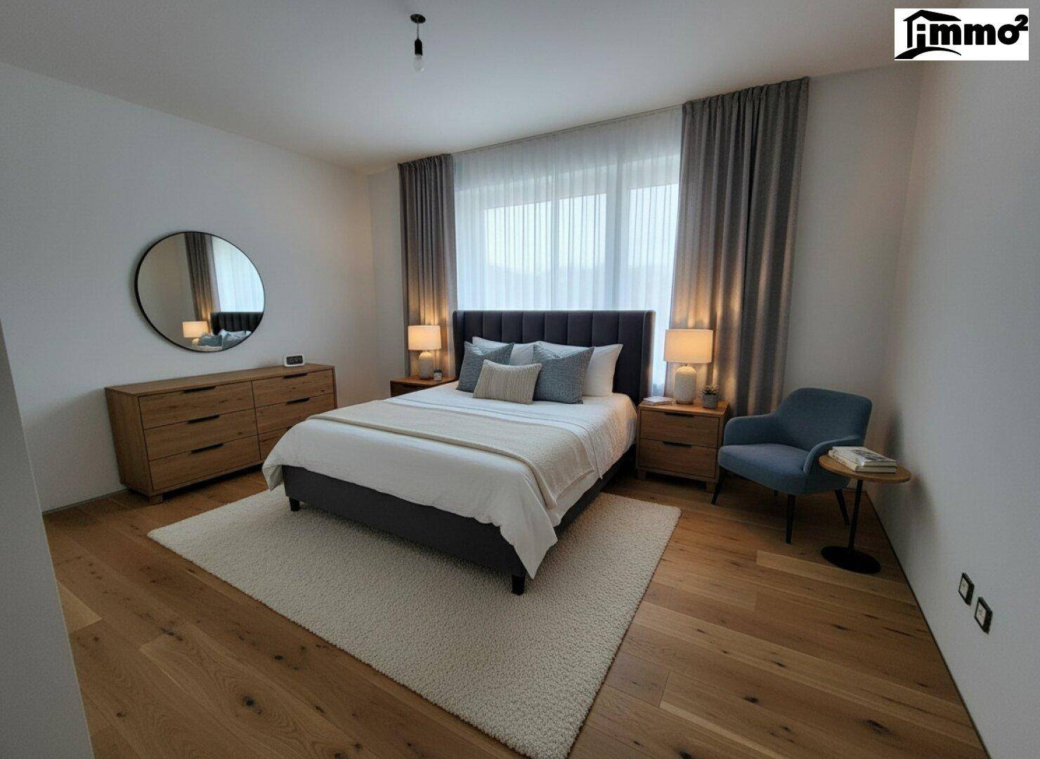 Gemütliches Schlafzimmer mit Holzboden, großem Bett, Nachttischen und viel Tageslicht.
