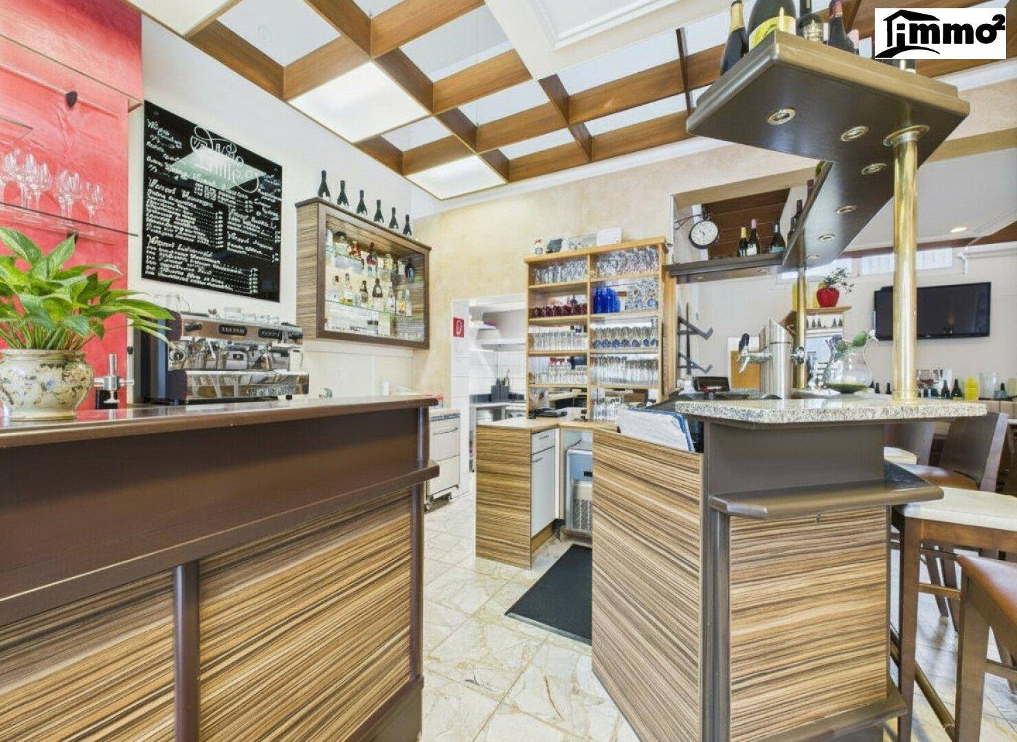 Detailansicht des Barbereichs mit Kaffeemaschine, Gläsern und Arbeitsflächen.