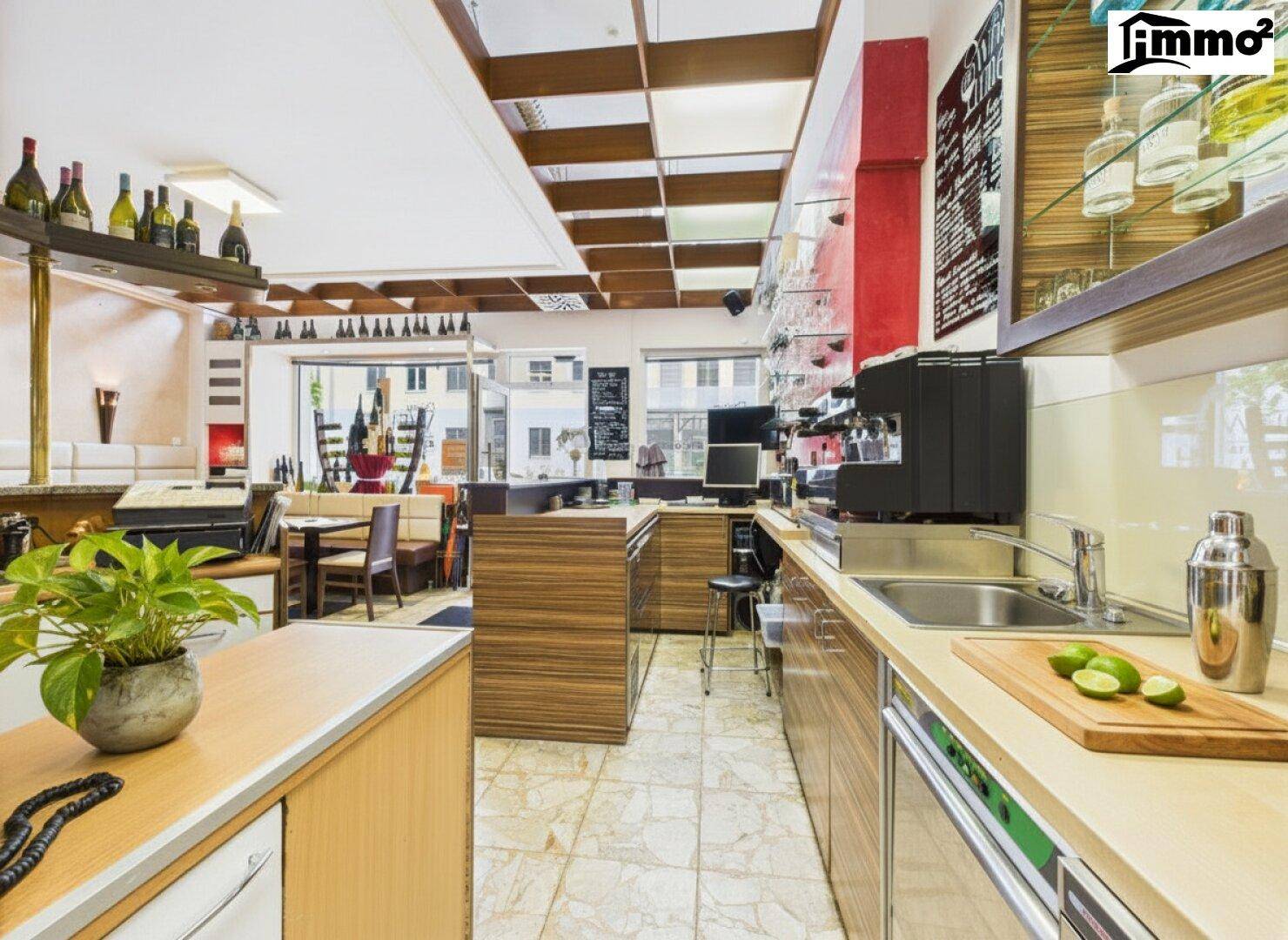 Thekenbereich mit Spüle, Kaffeemaschine und Regalen, bereit für den Service.