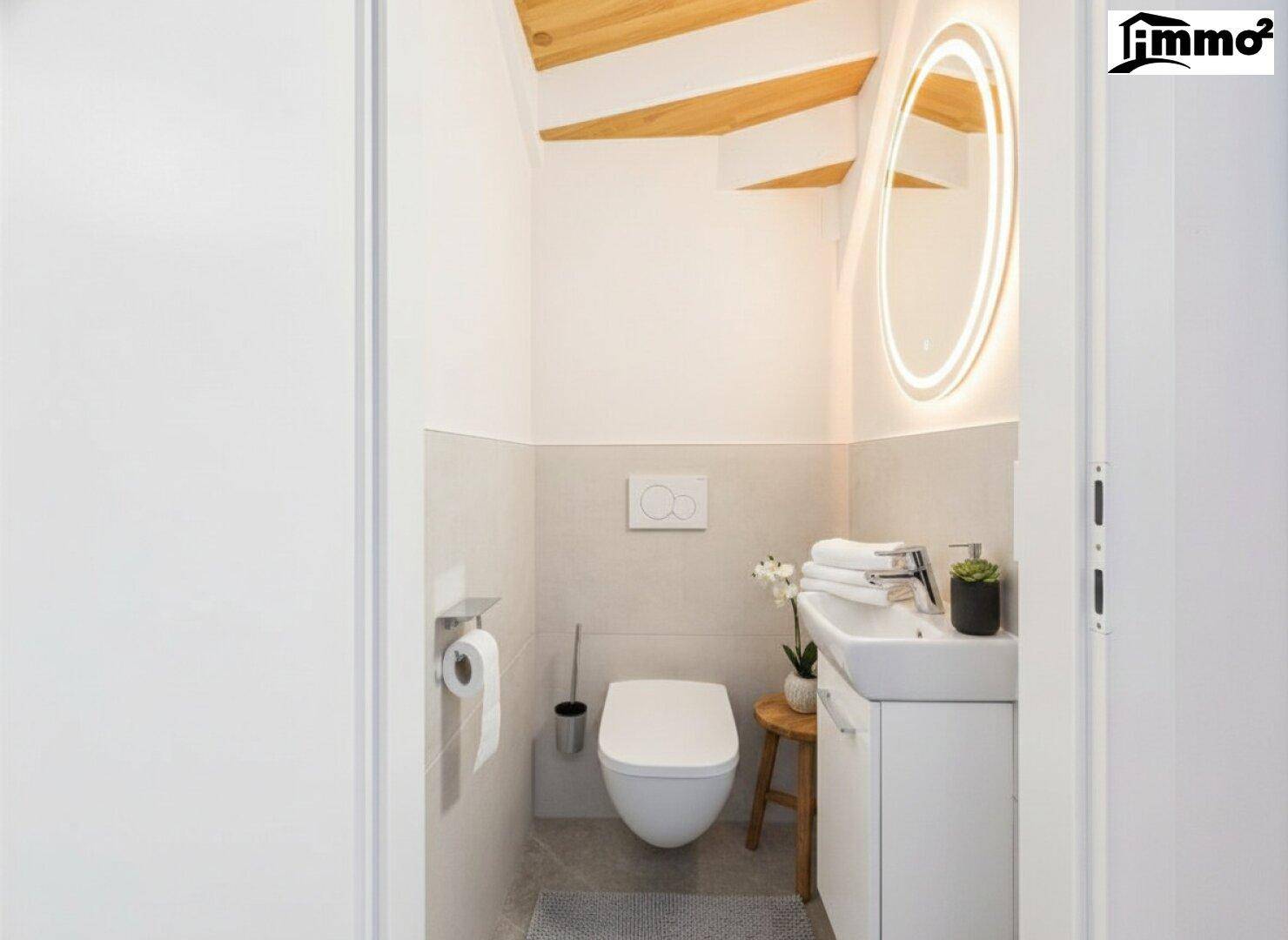 Kleines Gäste-WC mit modernem Waschbecken, wandhängendem WC und indirekter Beleuchtung.