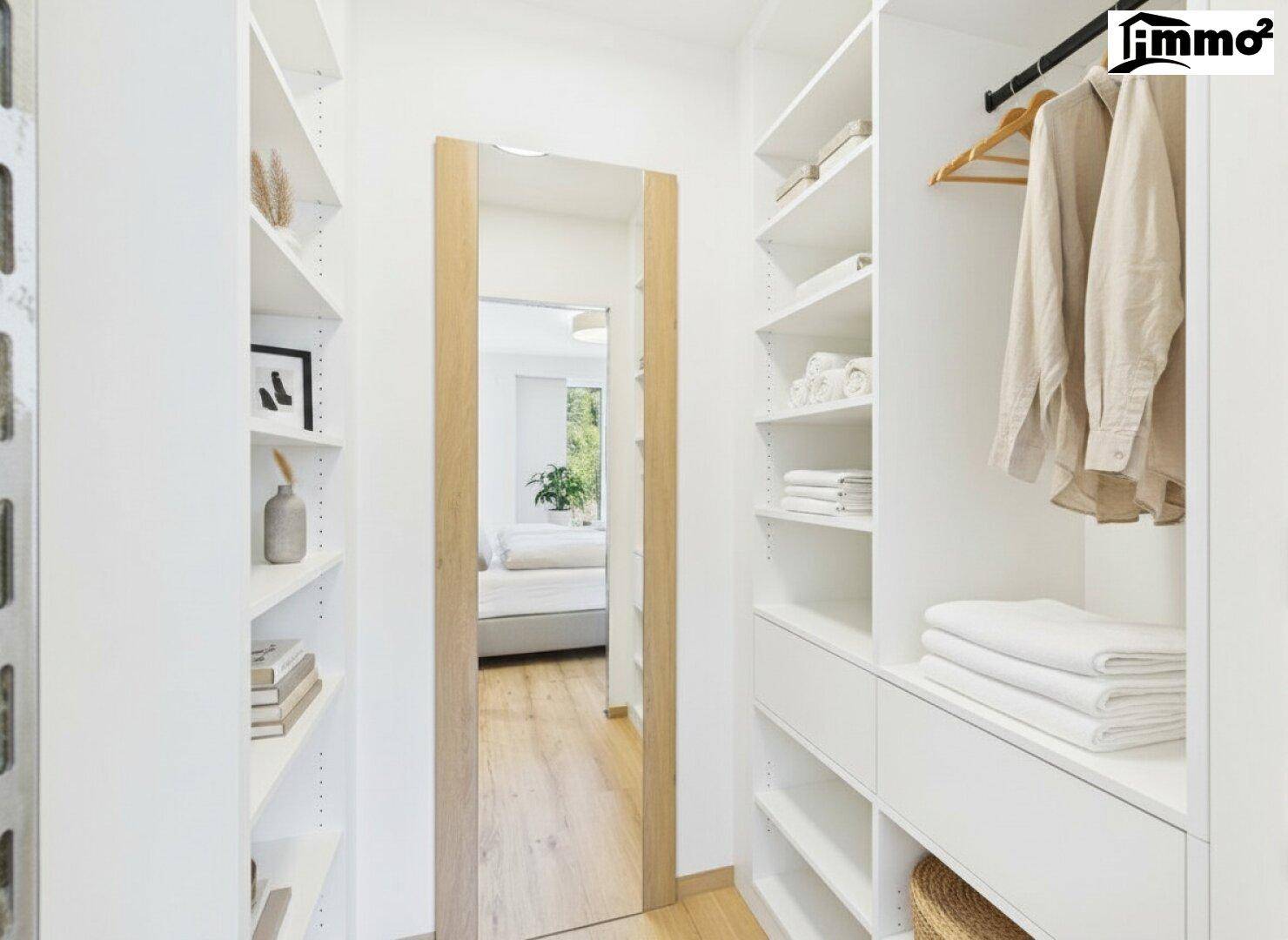 Geräumiger begehbarer Kleiderschrank mit vielen Regalen und Stauraum.