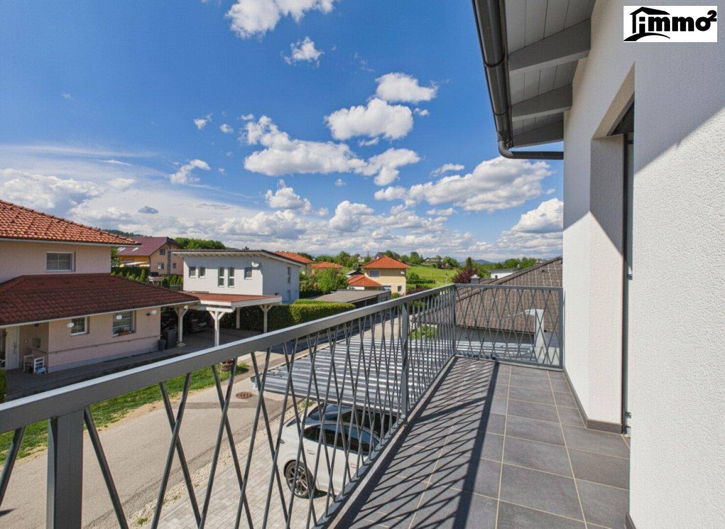 Geräumiger Balkon mit Fliesenboden und weitem Blick über die Landschaft.