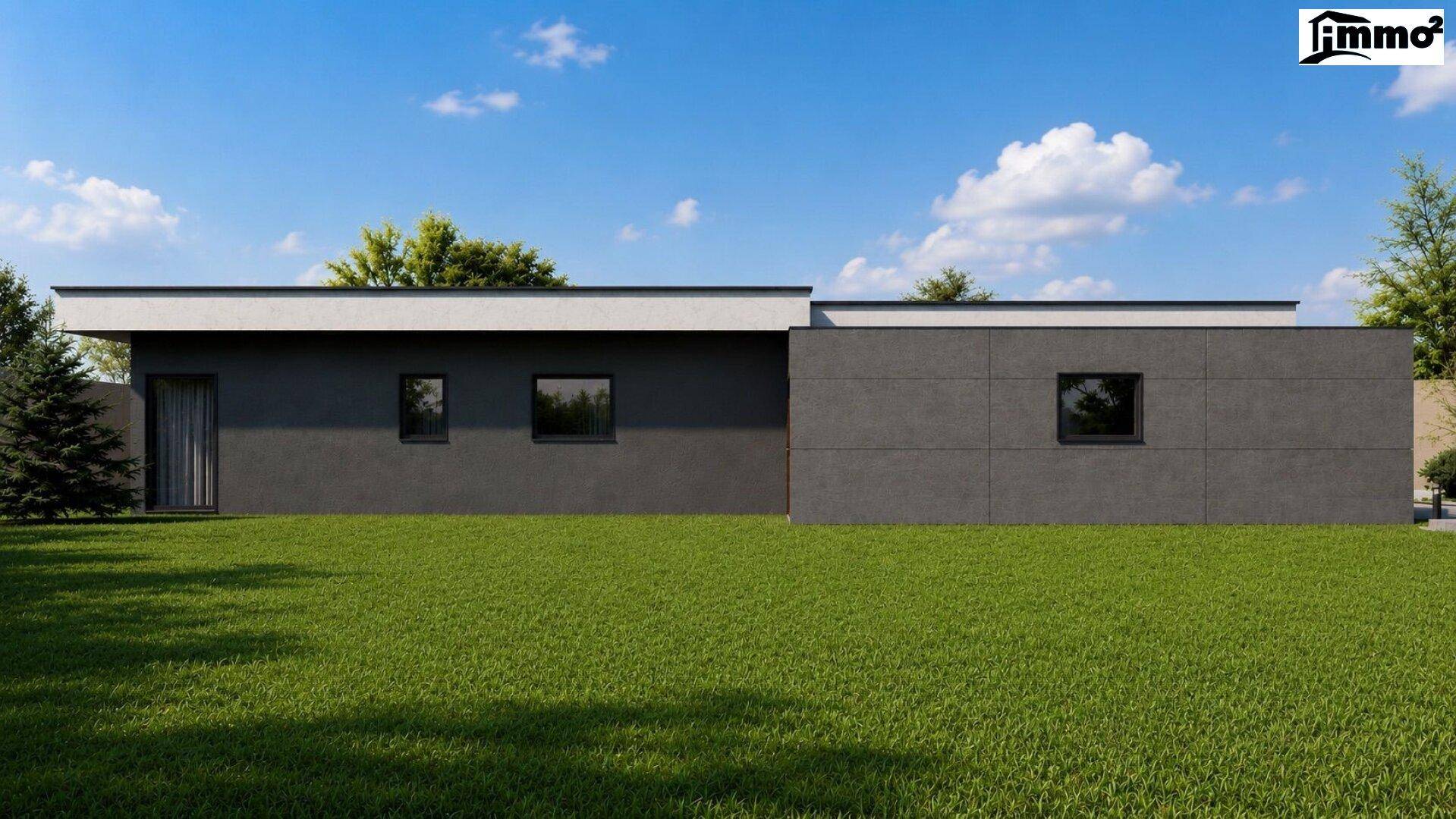 Seitenansicht eines modernen Hauses mit flachem Dach und großem Rasen.