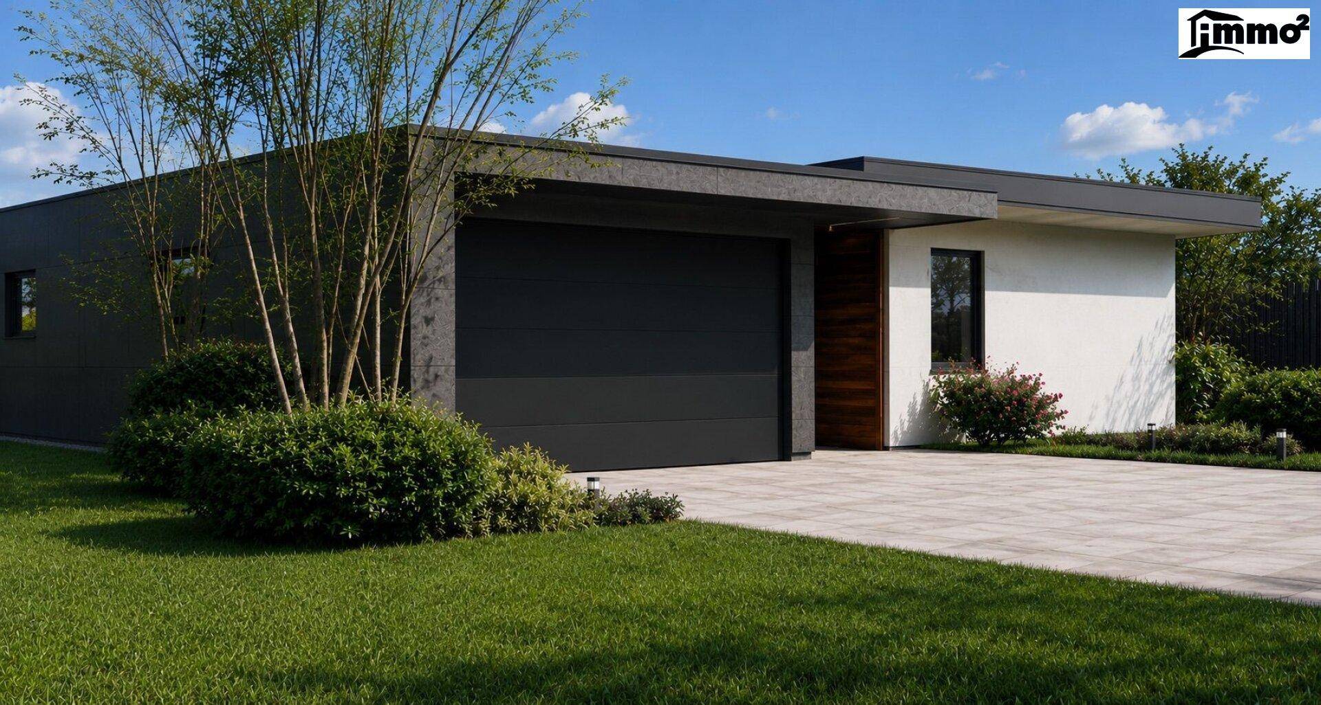 Moderne Hausfassade mit integrierter Garage und gepflasterter Einfahrt.