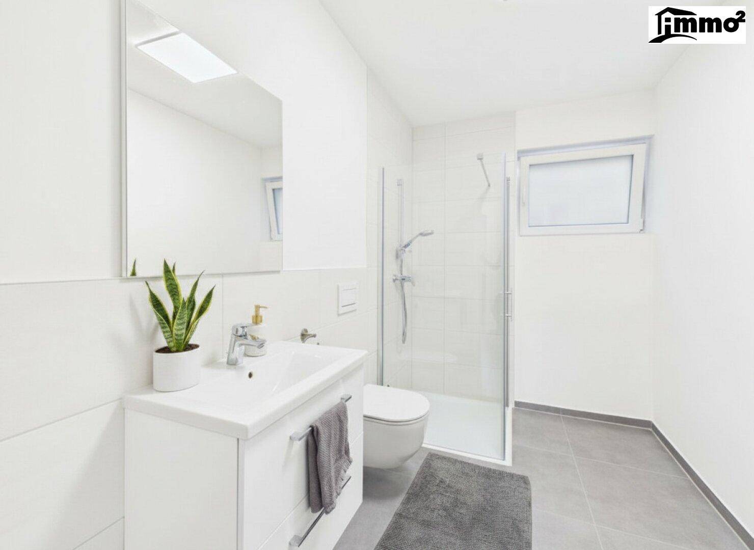 Modernes Badezimmer mit Dusche, Waschtisch und Fenster für Tageslicht.