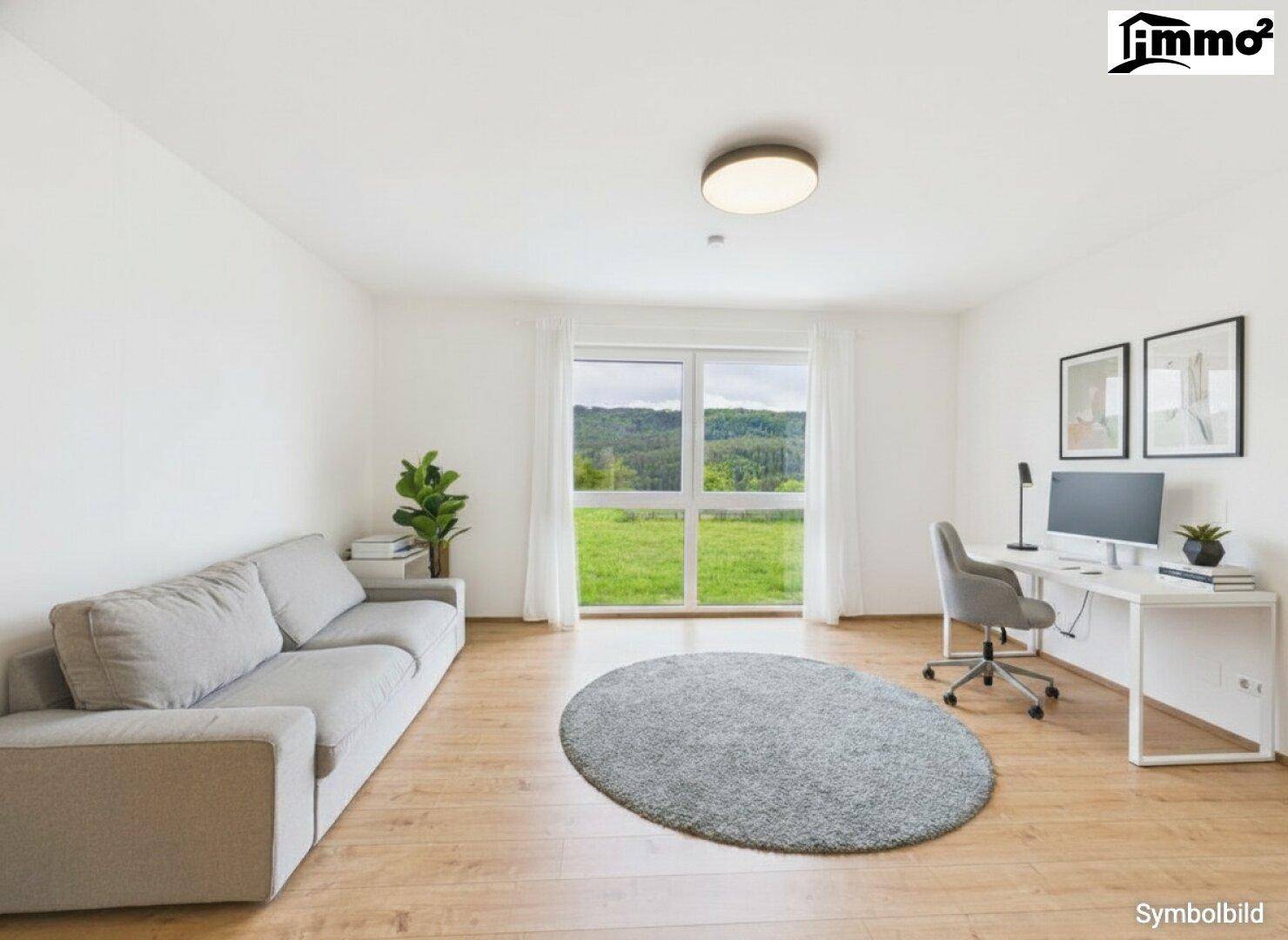 Helles Arbeitszimmer mit Holzboden, Sofa und großem Fenster mit Weitblick.