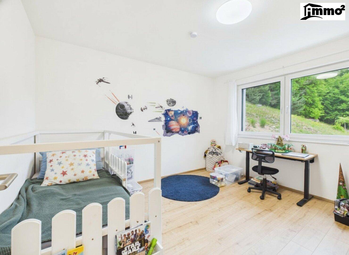 Kinderzimmer mit Holzboden, Fenster und Wanddekoration im Weltraum-Design.
