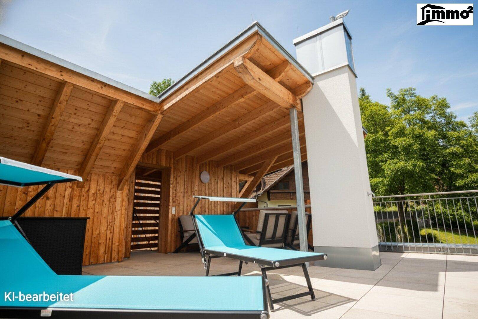 Geräumige Dachterrasse mit Holzverkleidung und Liegestühlen unter blauem Himmel.