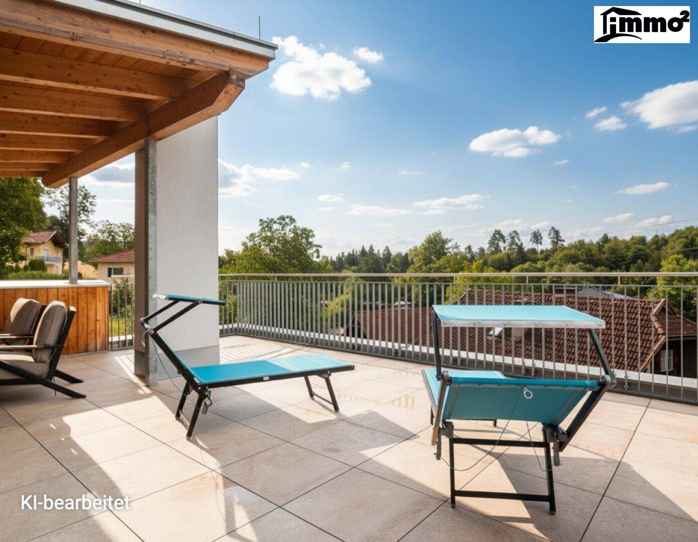 Weitläufige Terrasse mit Liegestühlen und Panoramablick über die bewaldete Umgebung.
