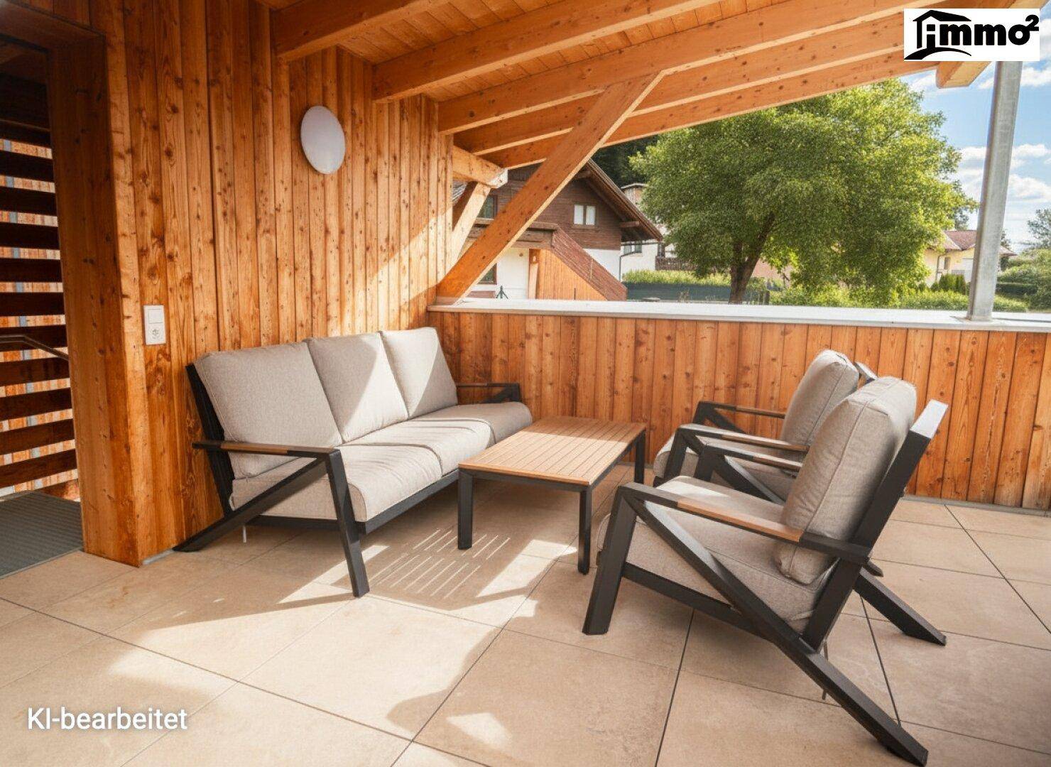 Überdachter Balkon mit Holzwänden und bequemen Outdoor-Möbeln, ideal zum Entspannen.