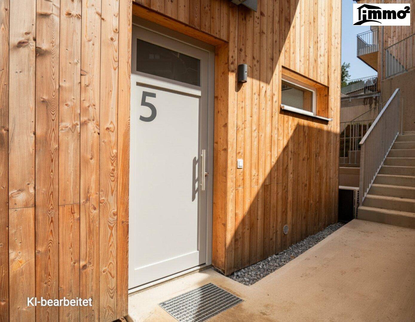 Moderner Eingangsbereich mit Holzfassade und der Hausnummer Fünf.