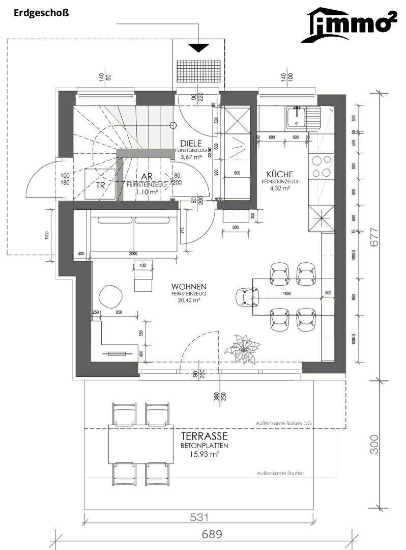 Grundriss des Erdgeschosses mit offener Küche, Wohnbereich und großer Terrasse.