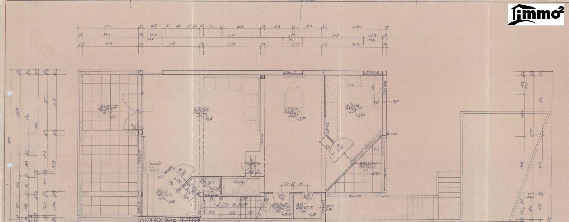 Grundriss mit mehreren Räumen, Treppenhaus und Außenbereich, möglicherweise Obergeschoss.