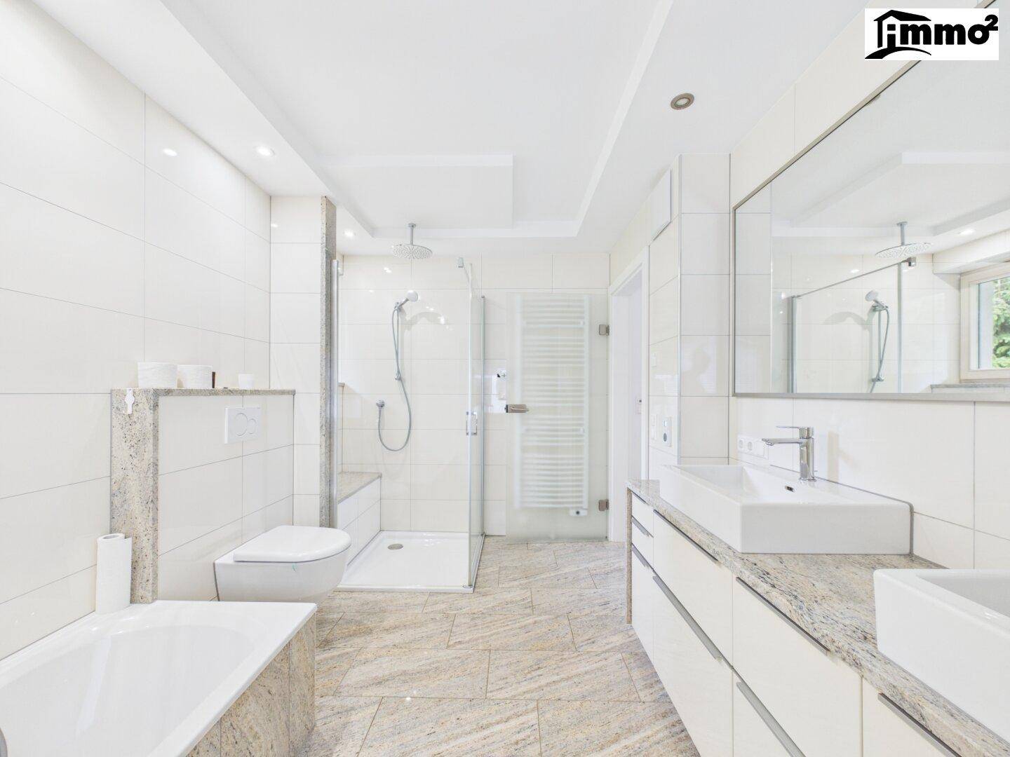 Modernes Badezimmer mit Doppelwaschbecken, großer Dusche und Badewanne in hellen Farben und hochwertigen Materialien.