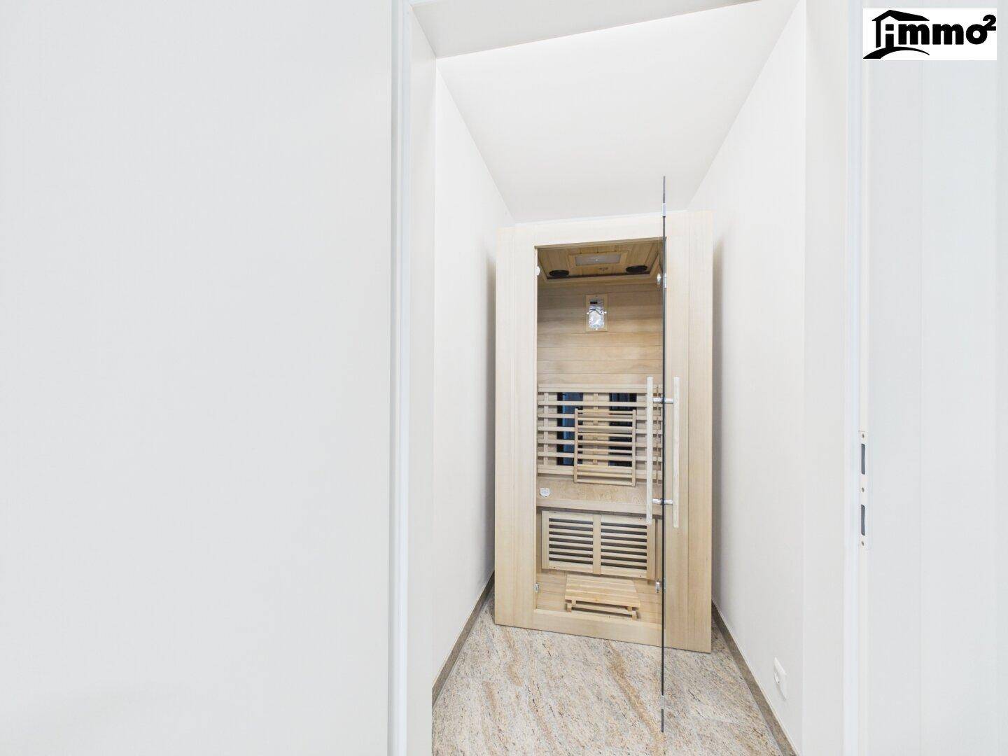 Moderne Infrarotsauna in einem hellen Raum, ideal zur Entspannung und für das persönliche Wohlbefinden.