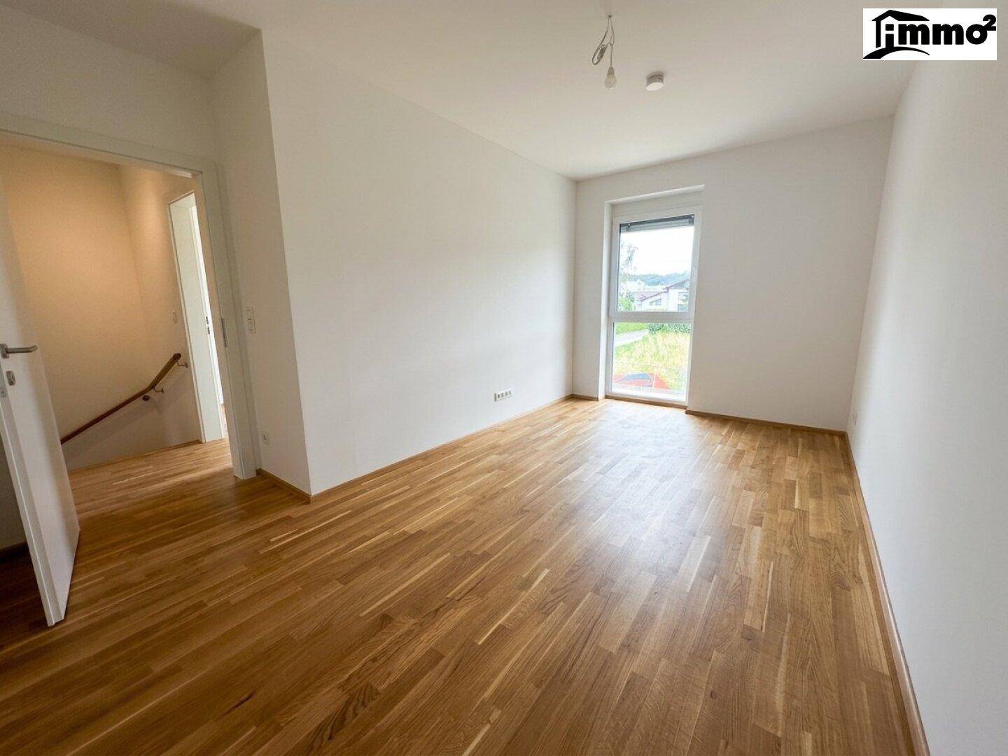 Geräumiges Zimmer mit Parkettboden und Fenster, bietet vielseitige Nutzungsmöglichkeiten.