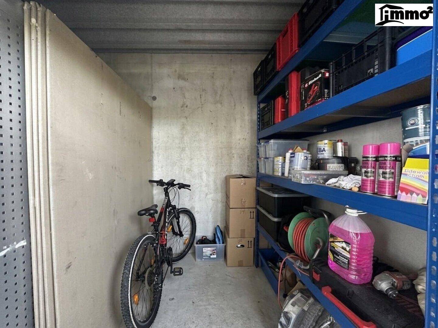 Geräumiger Abstellraum mit Regalen und Platz für Fahrräder.