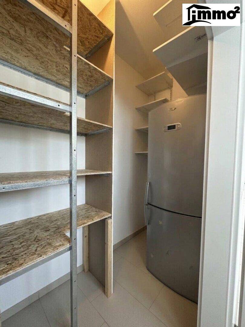 Praktische Speisekammer mit Regalen und zusätzlichem Kühlschrank.