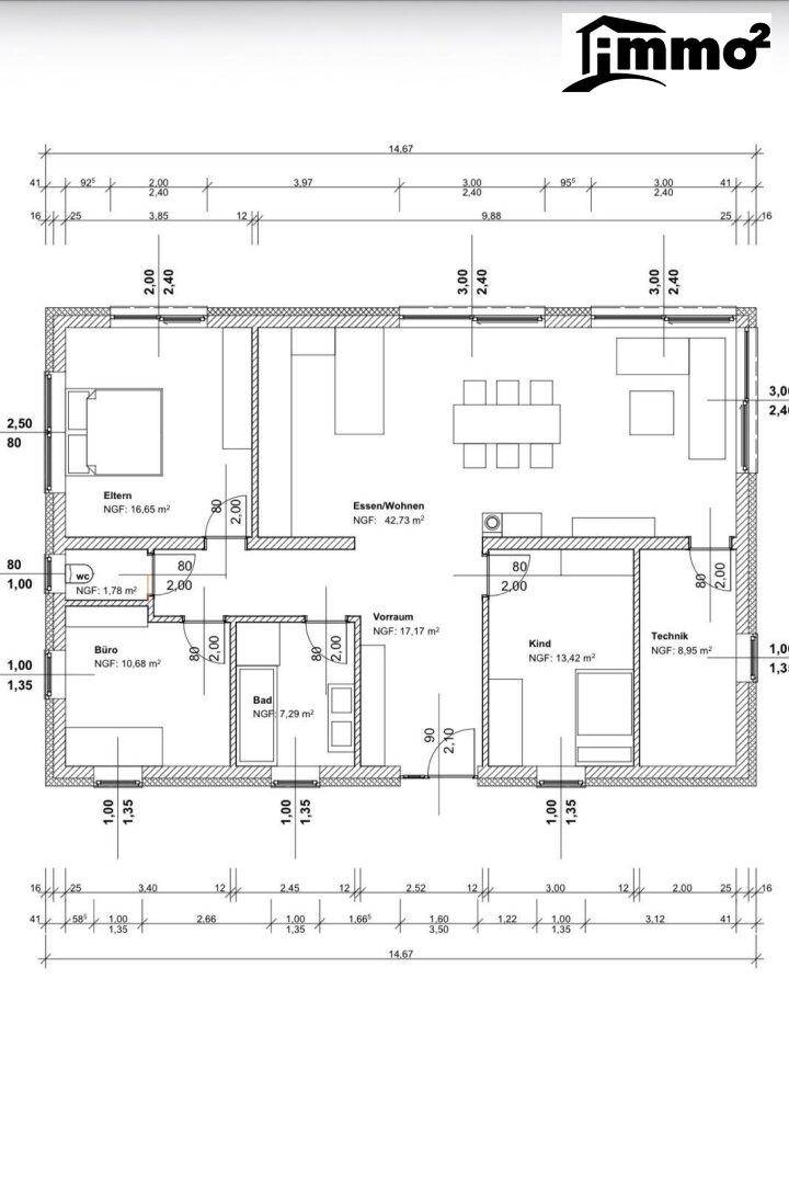 Grundriss einer Wohnung mit mehreren Zimmern, Bad und offenem Wohn-Essbereich.