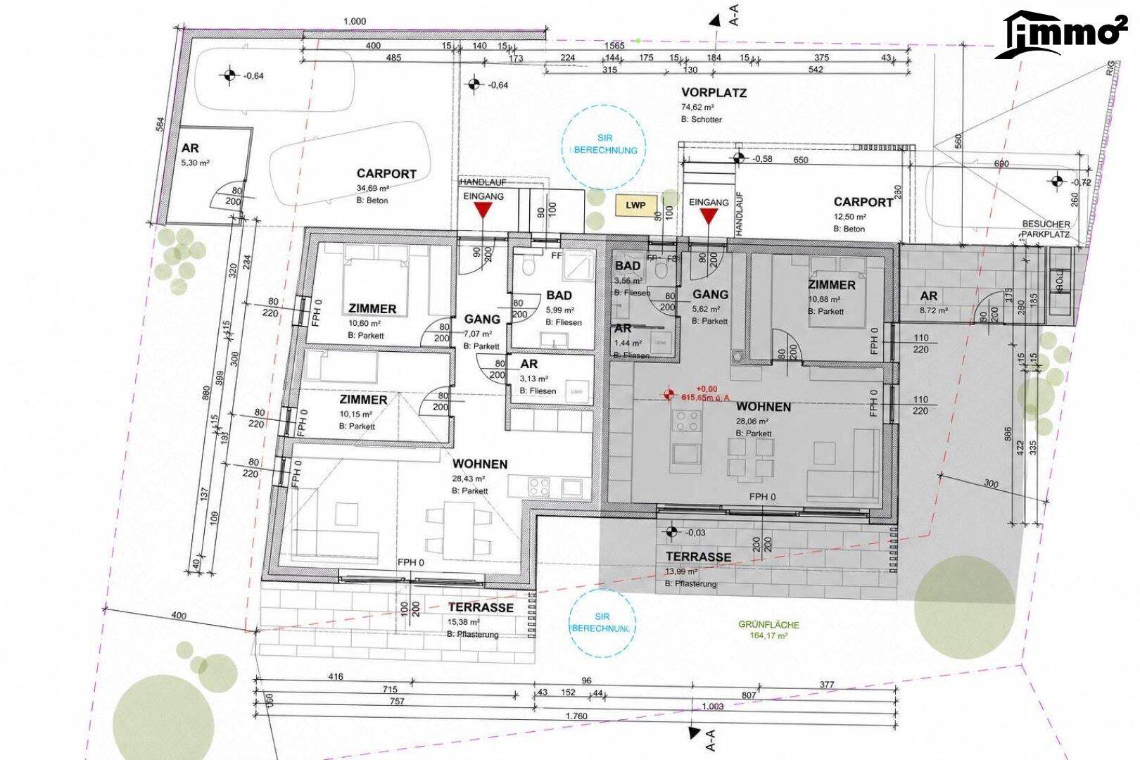 Detaillierter Grundriss eines Hauses mit mehreren Zimmern, Terrasse und Carports.