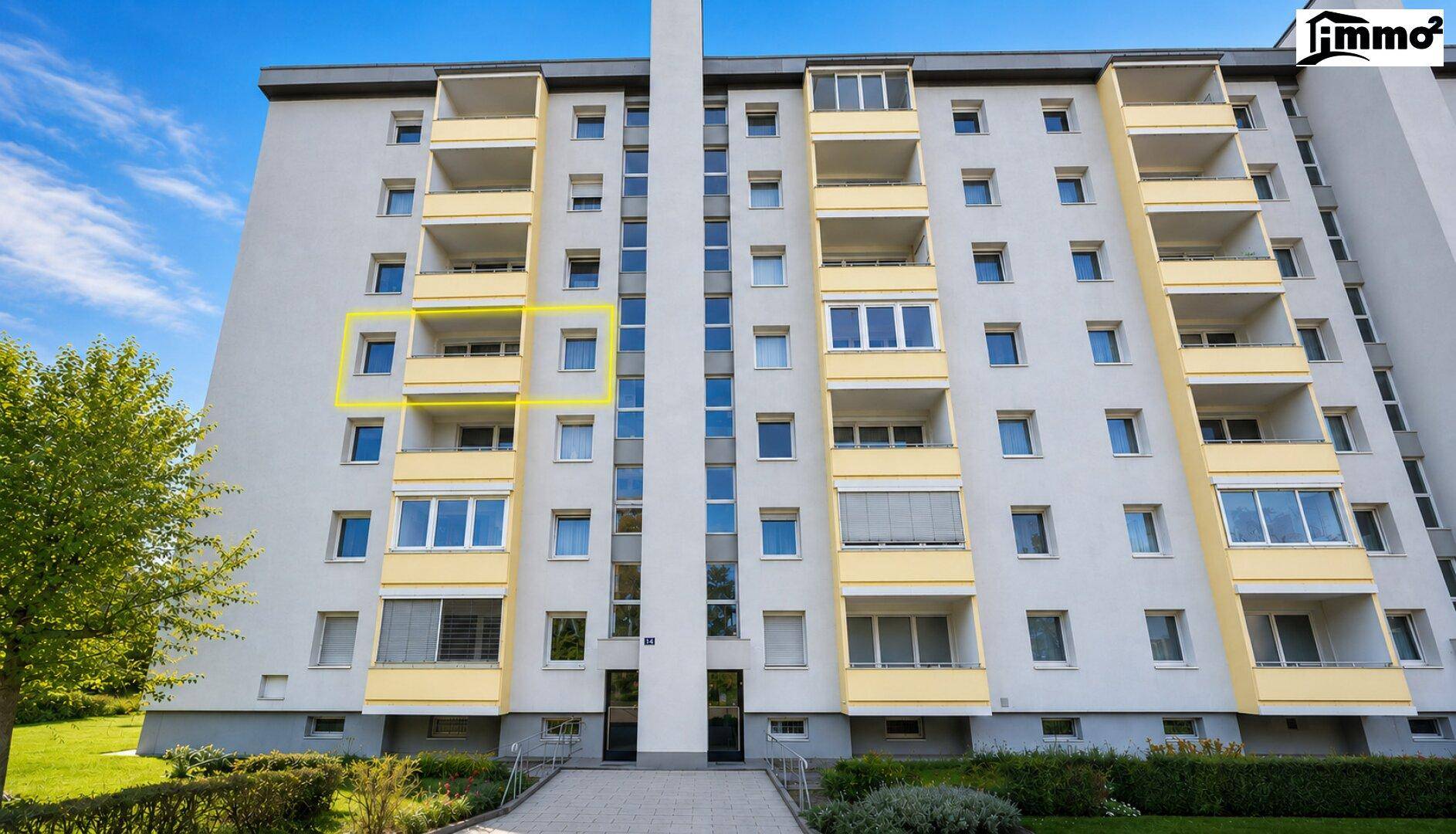 Mehrstöckiges Wohngebäude mit gelben Balkonen und einer modernen Fassade in städtischer Umgebung.