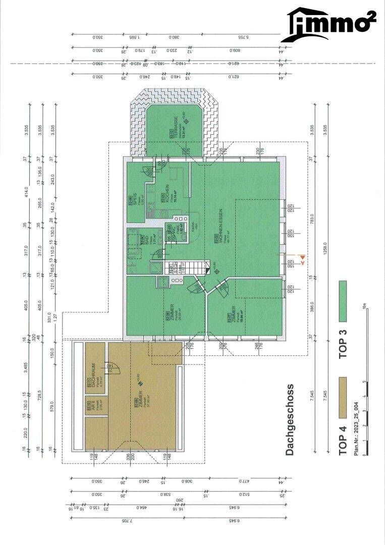 Grundriss des Dachgeschosses mit Wohnbereichen, Treppen und einem Balkon.