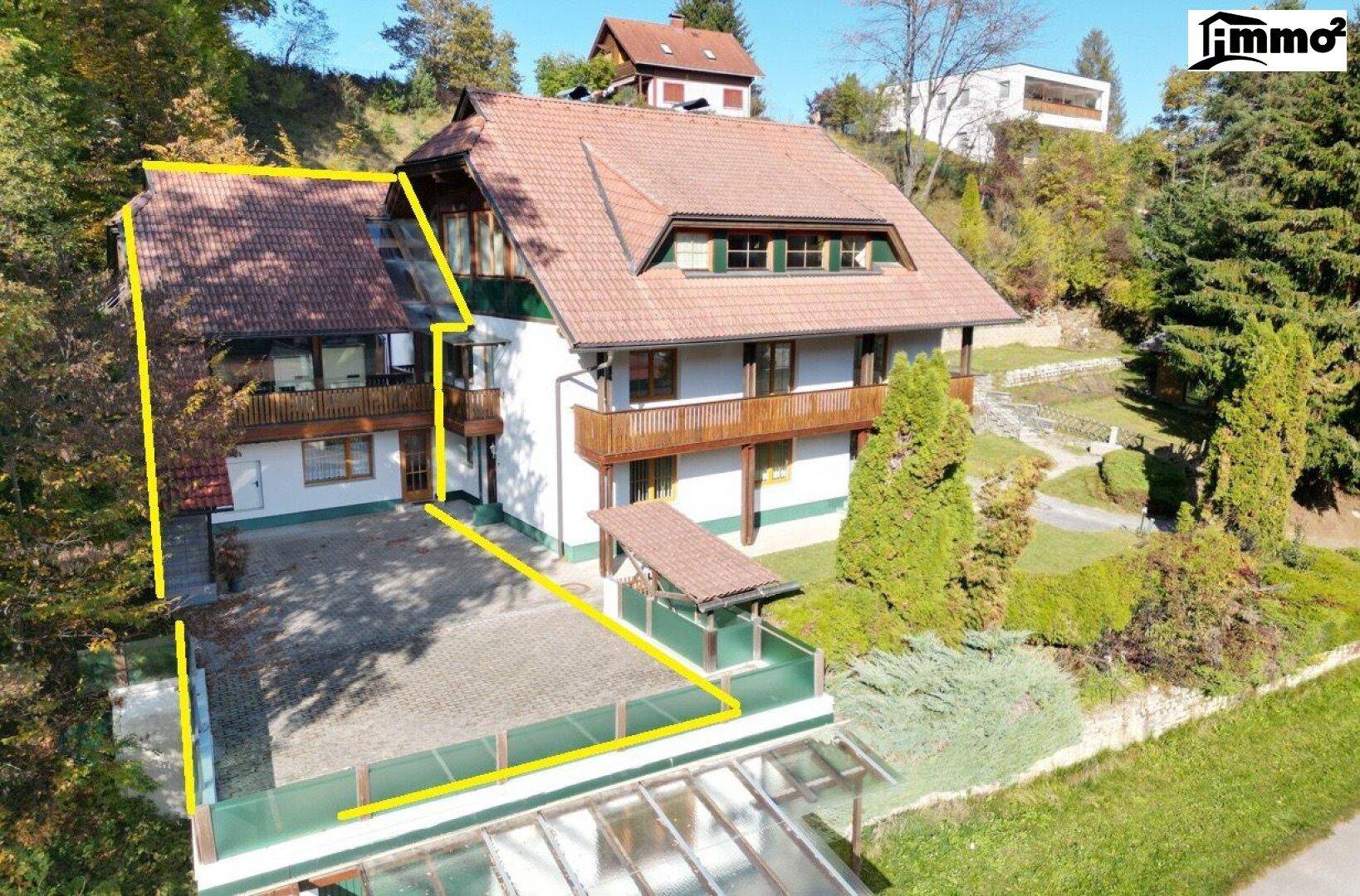 Luftaufnahme des Hauses mit umliegender Natur, See im Hintergrund und gelben Markierungen.