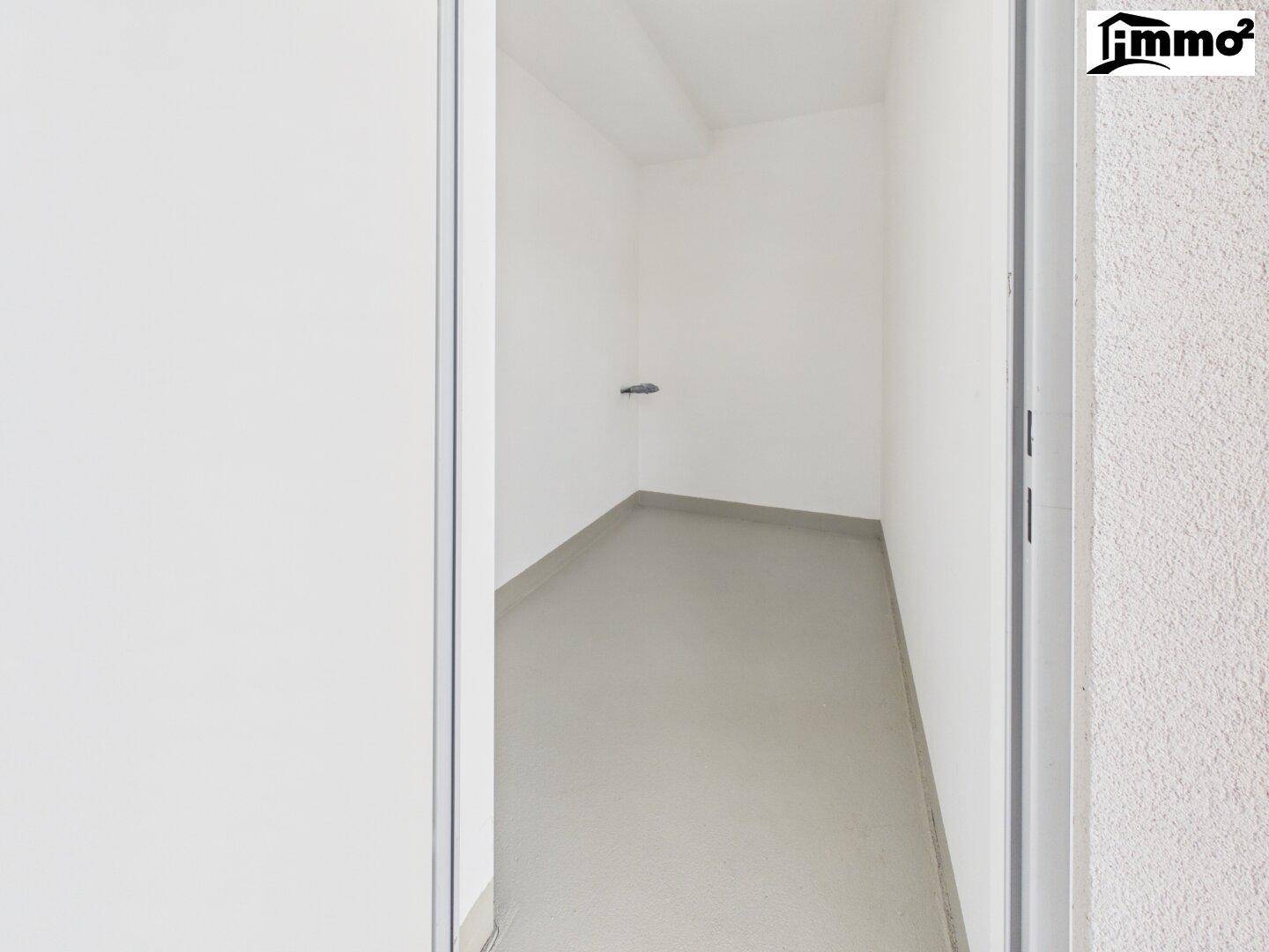 Kleiner, leerer Abstellraum mit hellem Boden, ideal für zusätzlichen Stauraum.