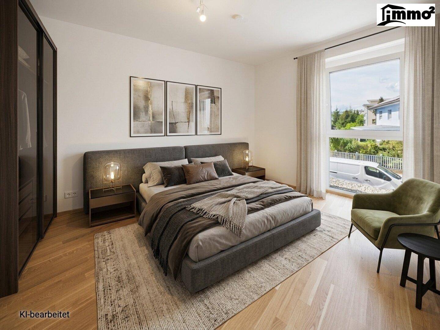 Modernes Schlafzimmer mit großem Bett, Holzboden und Blick ins Grüne durch das Fenster.