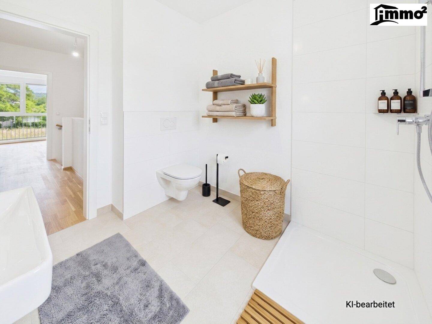 Modernes Badezimmer mit ebenerdiger Dusche, WC und Waschbecken, dekoriert mit Holzregalen.