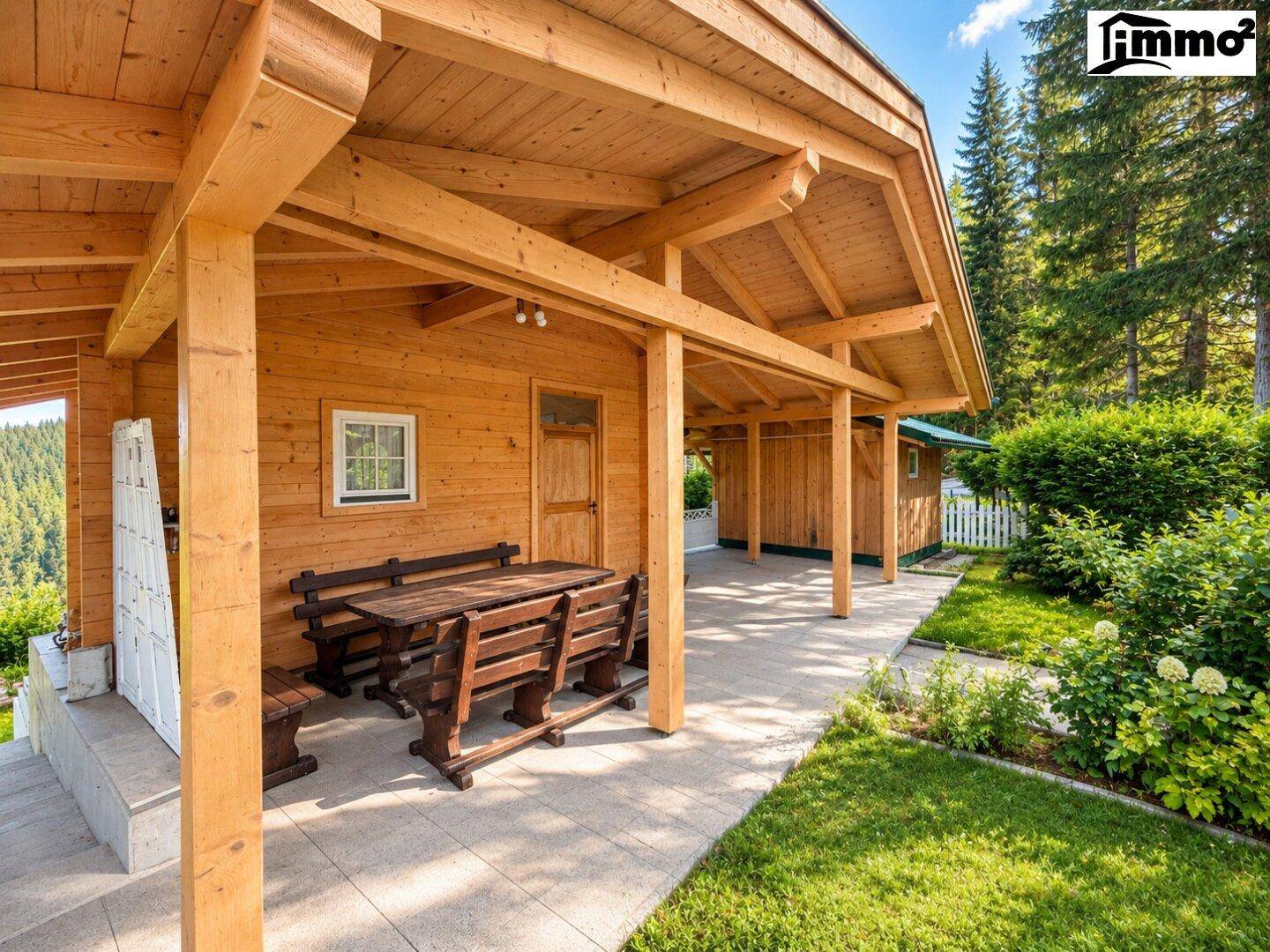 Überdachte Holzterrasse mit rustikalen Sitzgelegenheiten und Blick ins Grüne.