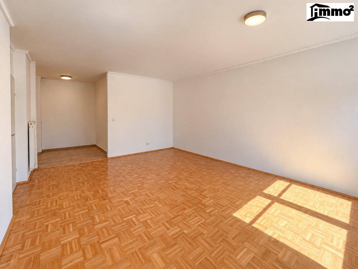 Helles, leeres Wohnzimmer mit Parkettboden und weißen Wänden, bereit zur Einrichtung.