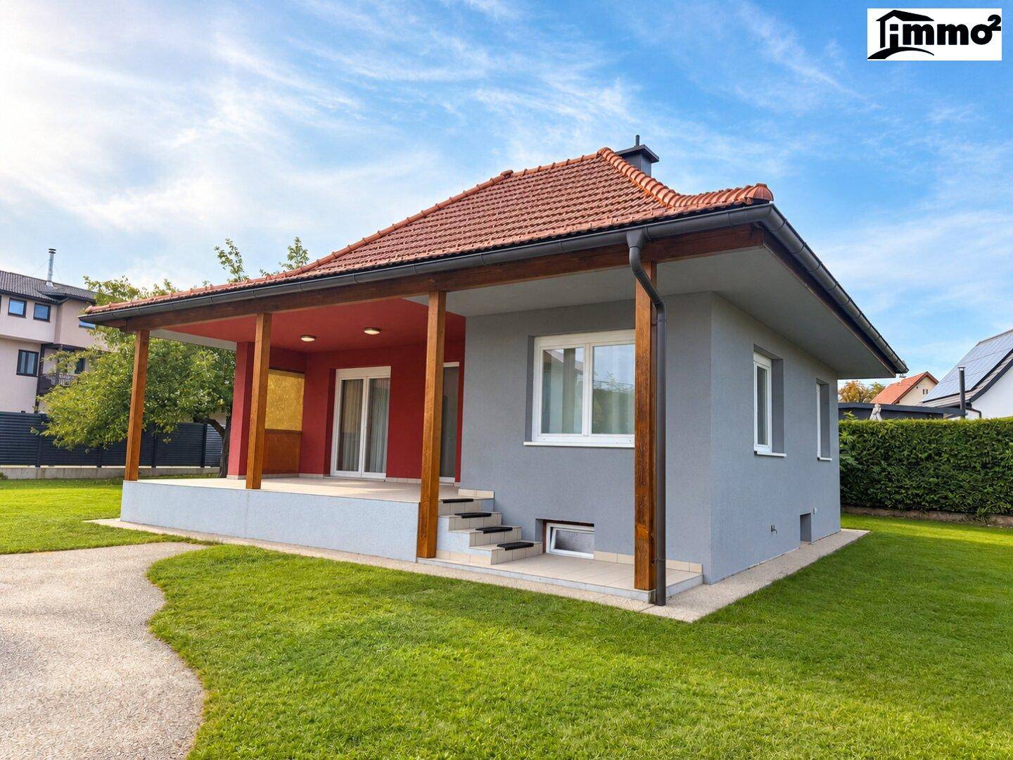 Modernes Einfamilienhaus mit überdachter Terrasse und Zugang zum Garten.