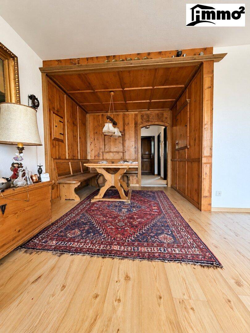 Traditioneller Essbereich im alpinen Stil mit Holztäfelung, Holztisch und Sitzbänken.
