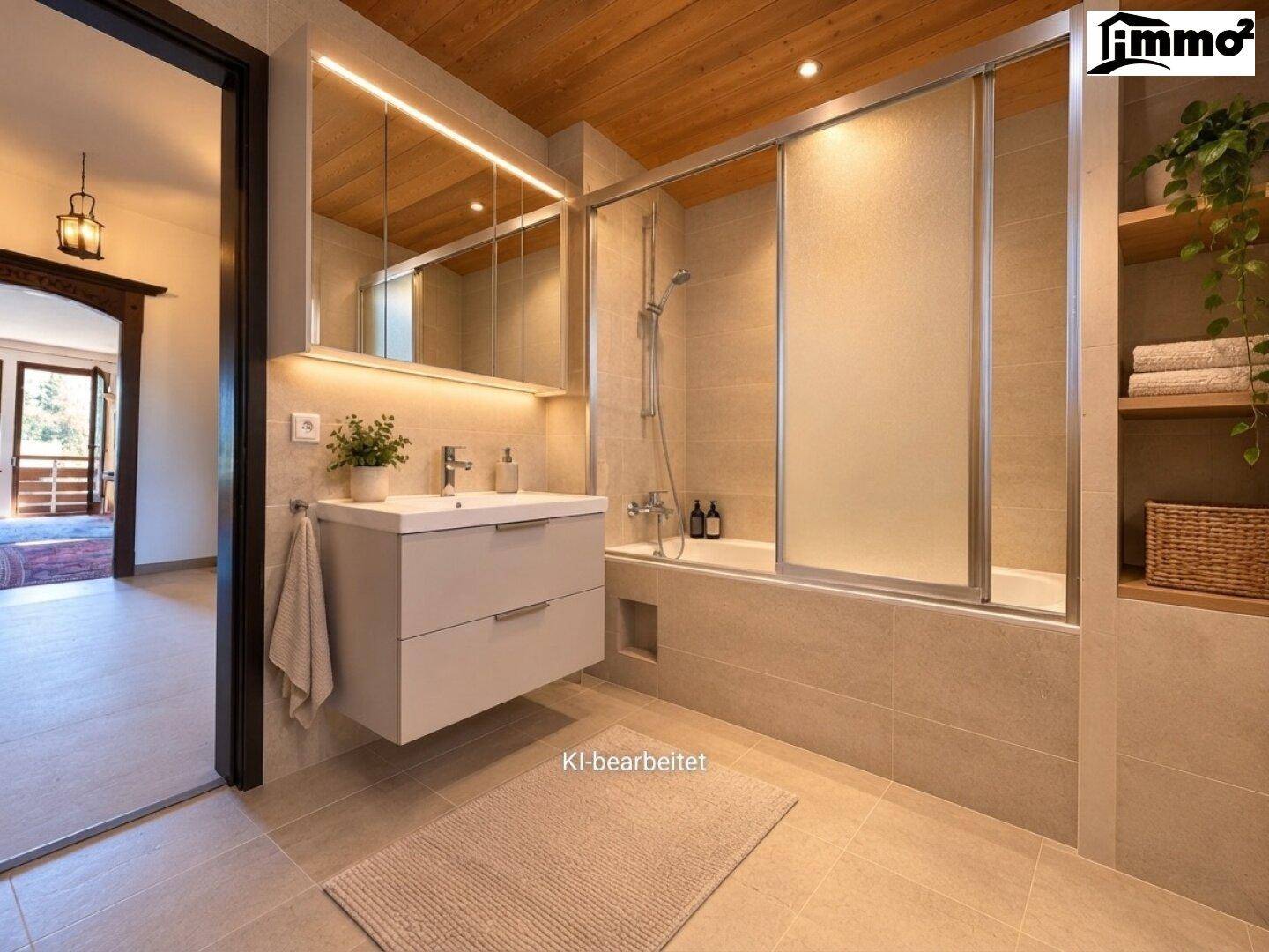 Modernisiertes Badezimmer mit hellen Fliesen, Holzdecke und Badewanne mit Duschabtrennung.