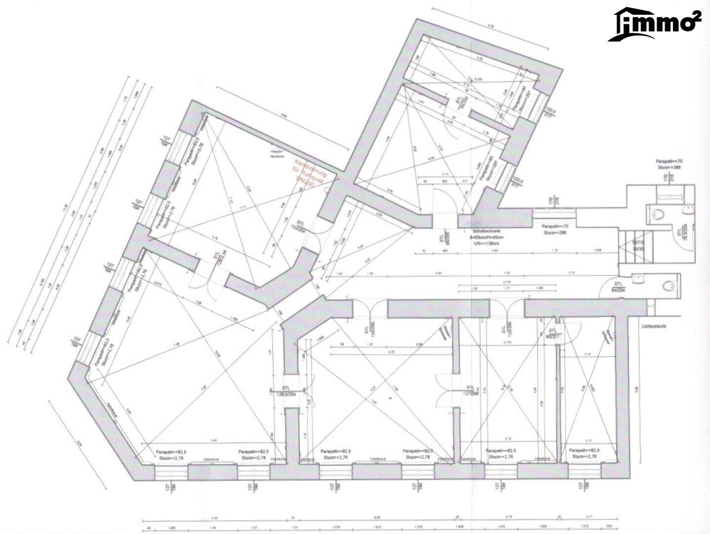 Detaillierter Grundriss einer Etage mit mehreren Räumen und Maßangaben.