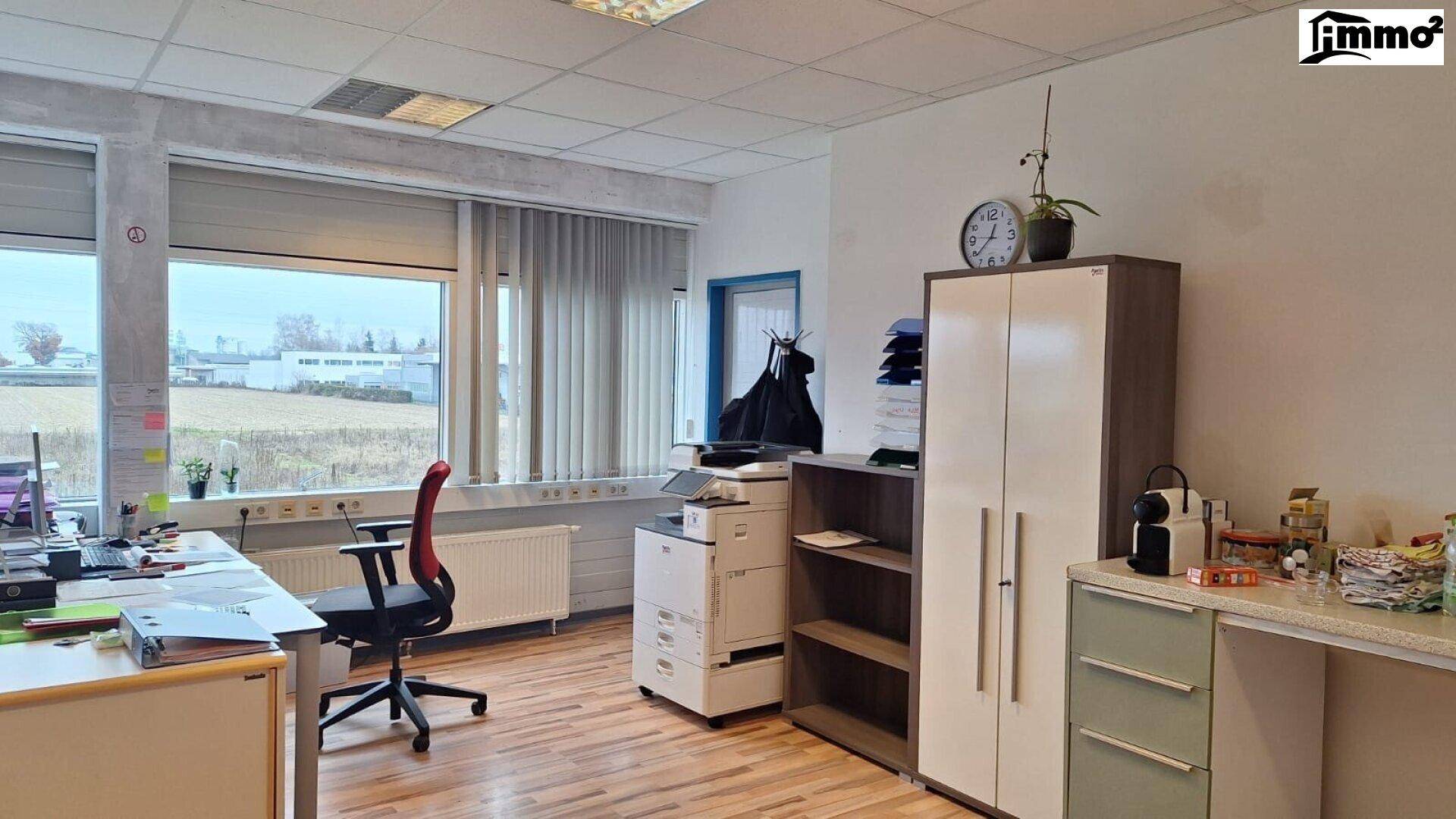 Funktionales Büro mit Schreibtisch, Stauraum und Blick auf die umliegende offene Landschaft.