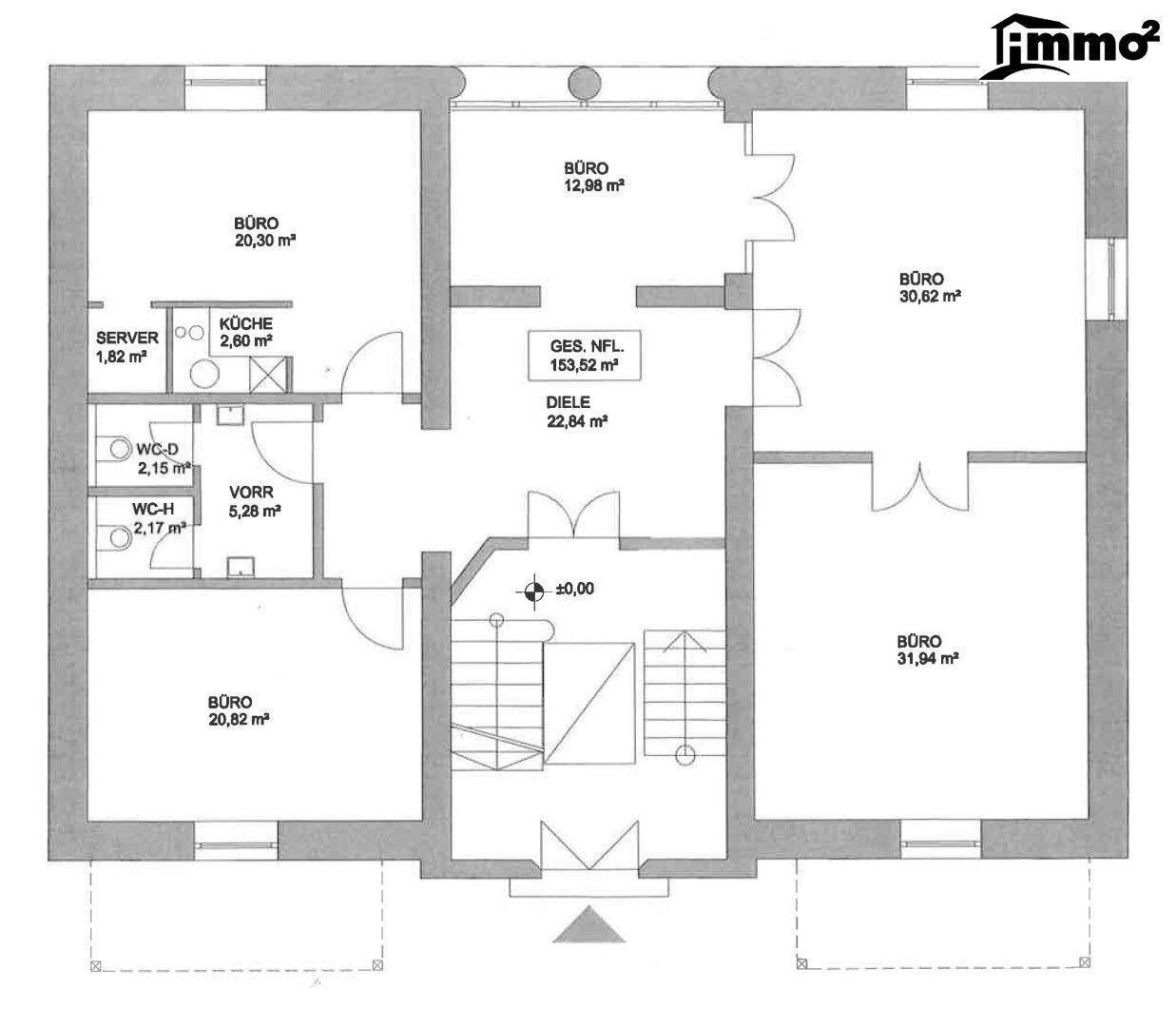 Grundrissplan mit mehreren Büroräumen, Küche, Toiletten und Diele auf einer Etage.