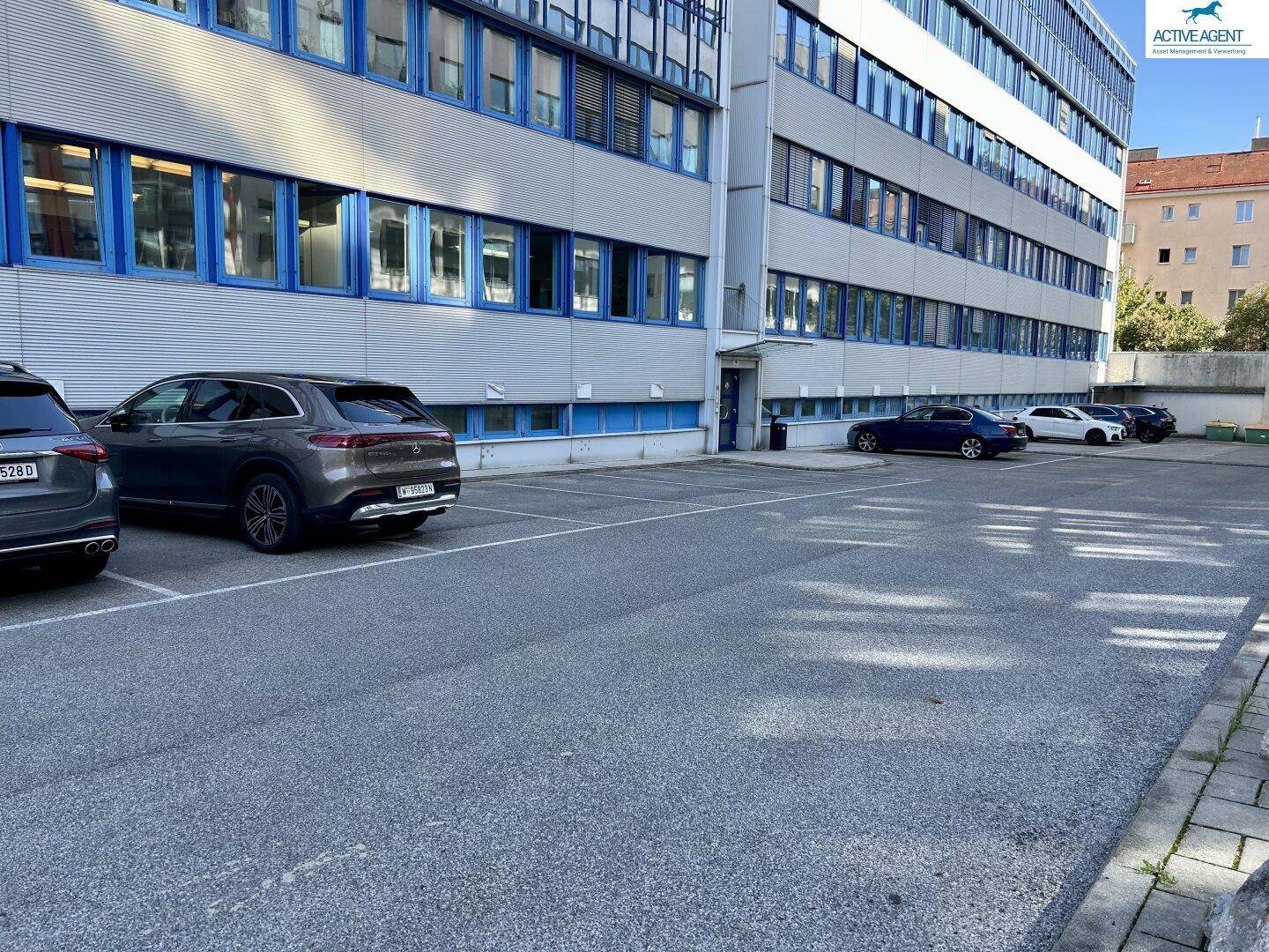 Außenparkplatz direkt neben dem Bürogebäude, bietet bequeme Parkmöglichkeiten für Mitarbeiter und Besucher.