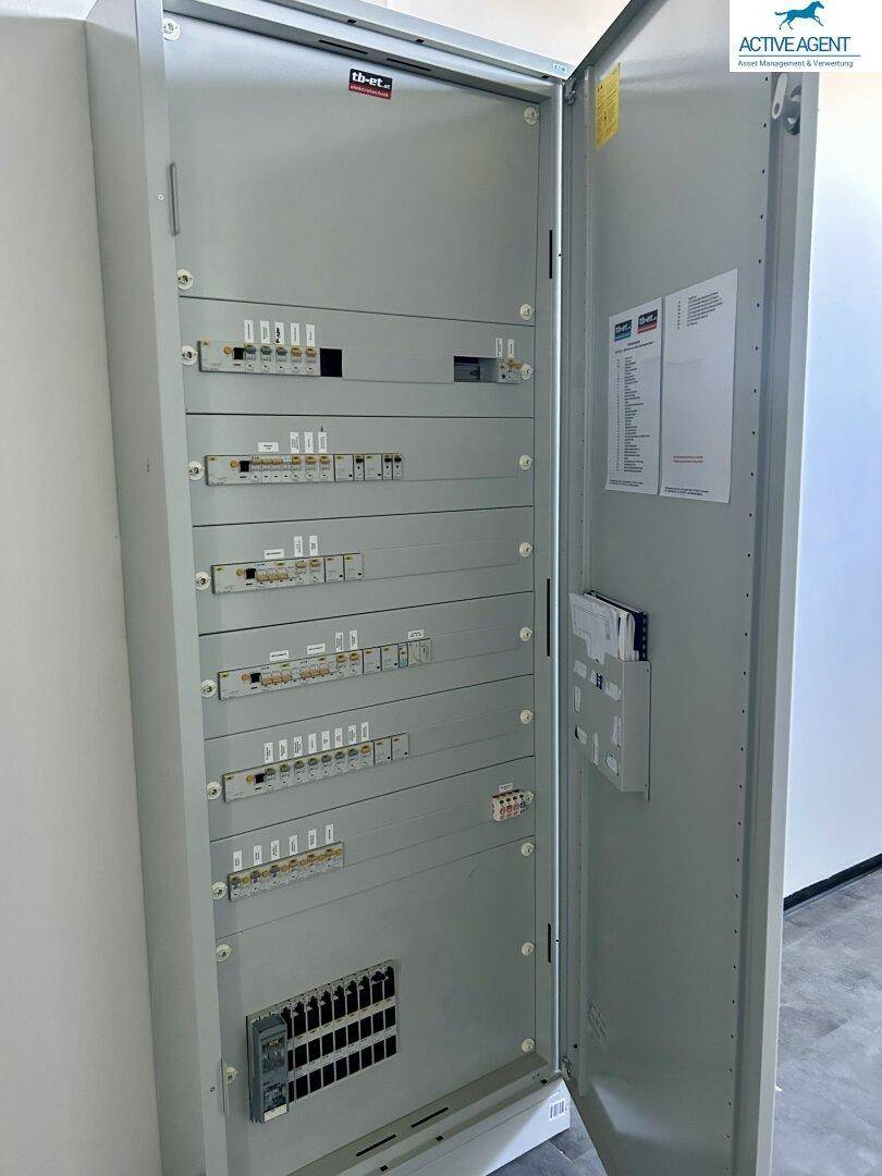 Großer Elektroschrank mit Sicherungen und Verkabelung für die Stromverteilung im gesamten Gebäude.