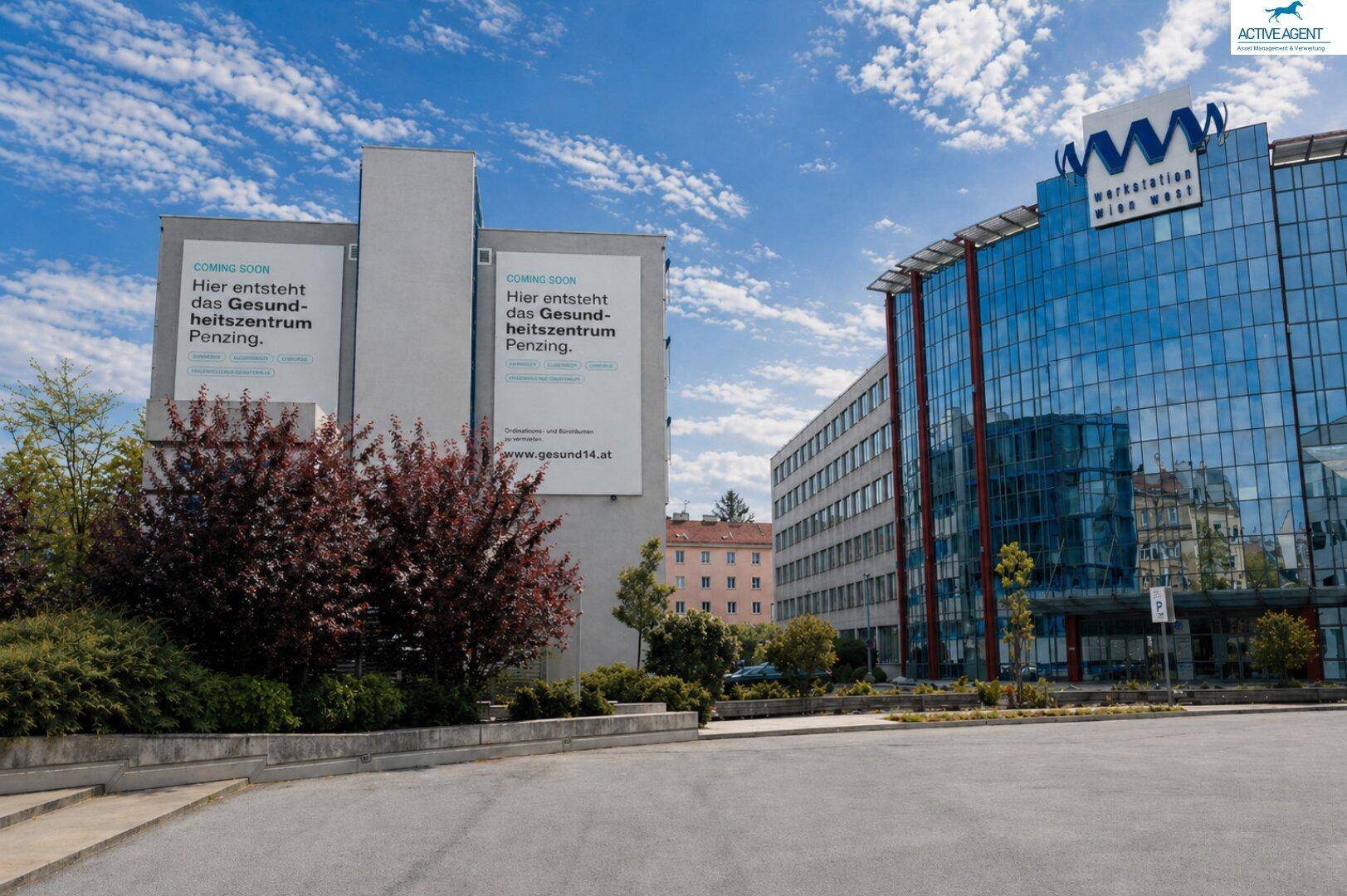 Panoramablick auf einen modernen Bürokomplex mit Glasfassaden und Hinweisschildern für ein Gesundheitszentrum.